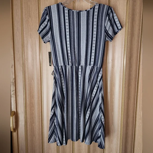 NWT Derek Heart Black and White Faux Wrap Dress Size Medium - Picture 7 of 7